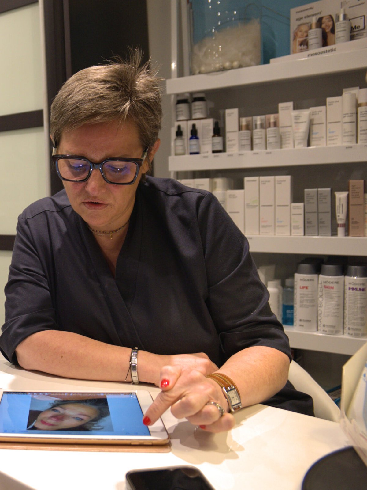 Hélène, cornéothérapeute H-Derma, commente un bilan de peau sur tablette